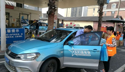 對(duì)車窗拋物說不！長(zhǎng)沙環(huán)衛(wèi)局免費(fèi)發(fā)放2000個(gè)車載垃圾桶