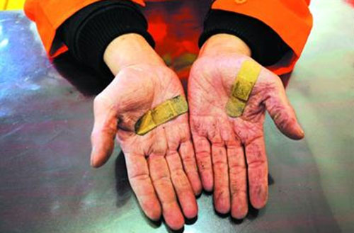 情人節(jié)玫瑰頻傷環(huán)衛(wèi)工 志愿者垃圾桶里來(lái)挑刺