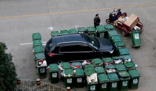 汽車被垃圾桶包圍是被惡搞還是得罪人了？