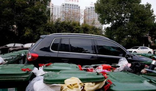 汽車被垃圾桶包圍是被惡搞還是得罪人了？